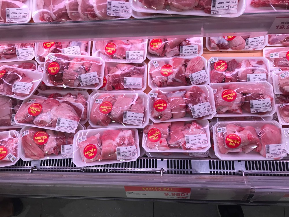 
Thịt lợn được bày bán trong cửa hàng (Ảnh: Thương trường)