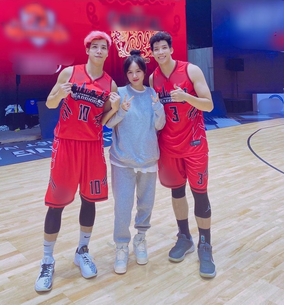 
Khoảnh khắc gần gũi của Phương Ly với hai cầu thủ bóng rổ. (Ảnh: Instagram)