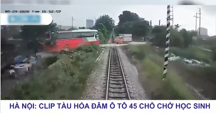  
Hình ảnh xe ô tô chuẩn bị băng qua đường ray khi có đoàn tàu chạy đến. (Ảnh: Chụp màn hình)