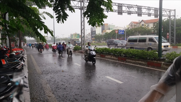 
Thời tiết khu vực Hà Nội cũng chịu ảnh hưởng bởi không khí lạnh gây mưa và giảm nhiệt độ. (Ảnh: Thanh Niên).