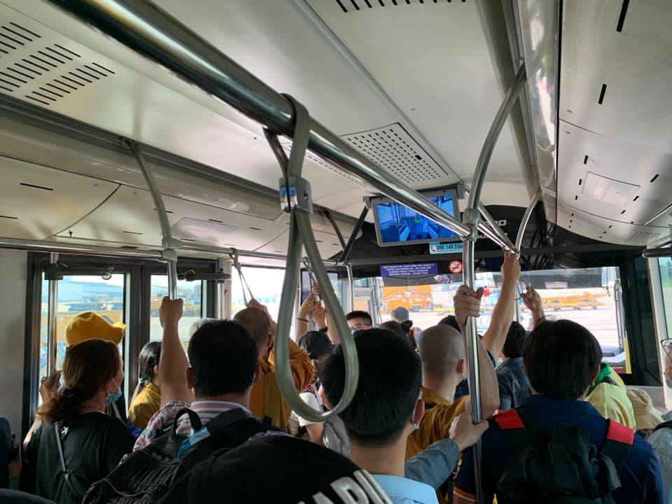 Đoàn người cứu trợ hướng về các tỉnh bão lũ đông đúc trên chuyến xe bus (Ảnh: Diễn viên Nhã Phương)