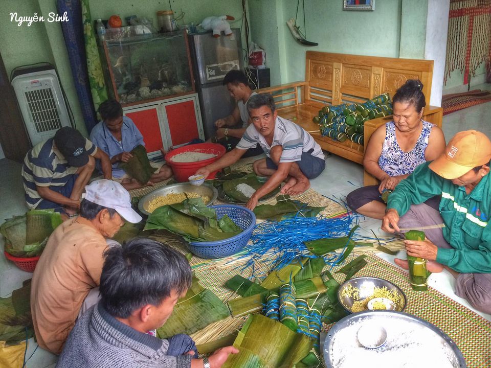  
Nhiều người góp sức mình bằng cách chuẩn bị lương thực gửi đến đồng bào bão lũ. (Ảnh: Group Việt Nam Ơi)