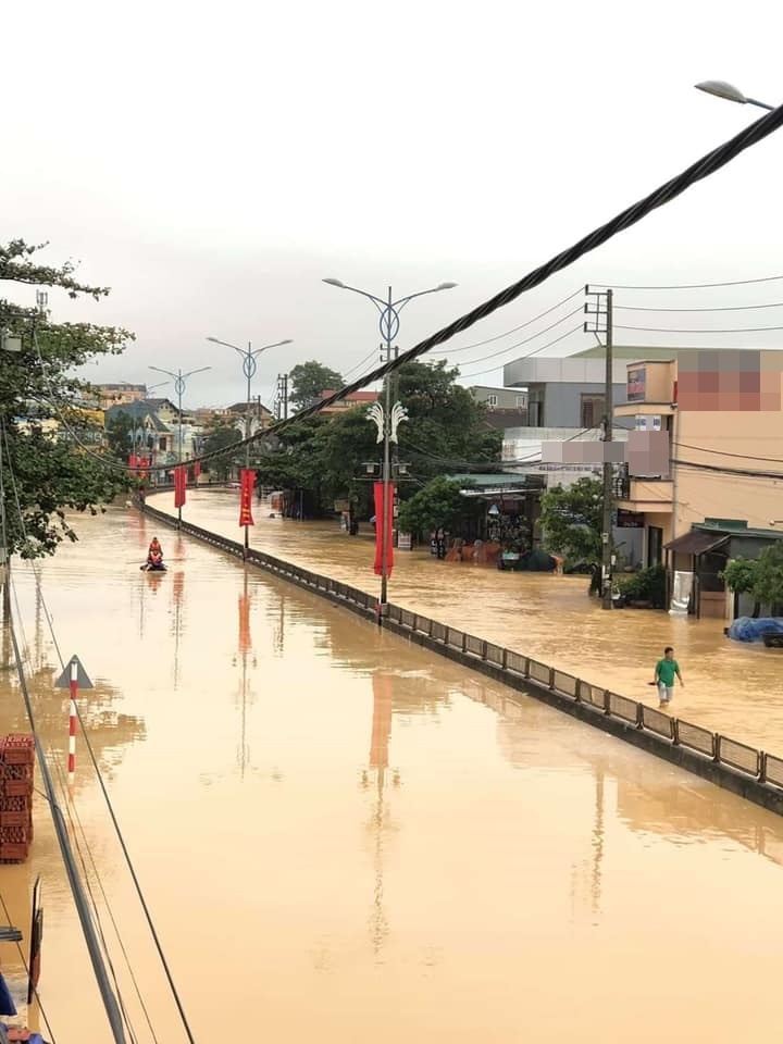  
Tuyến Quốc lộ 1a - đoạn 27/27 thuộc TP Đông Hà nước ngập lai láng. (Ảnh: Quảng Trị 24h)