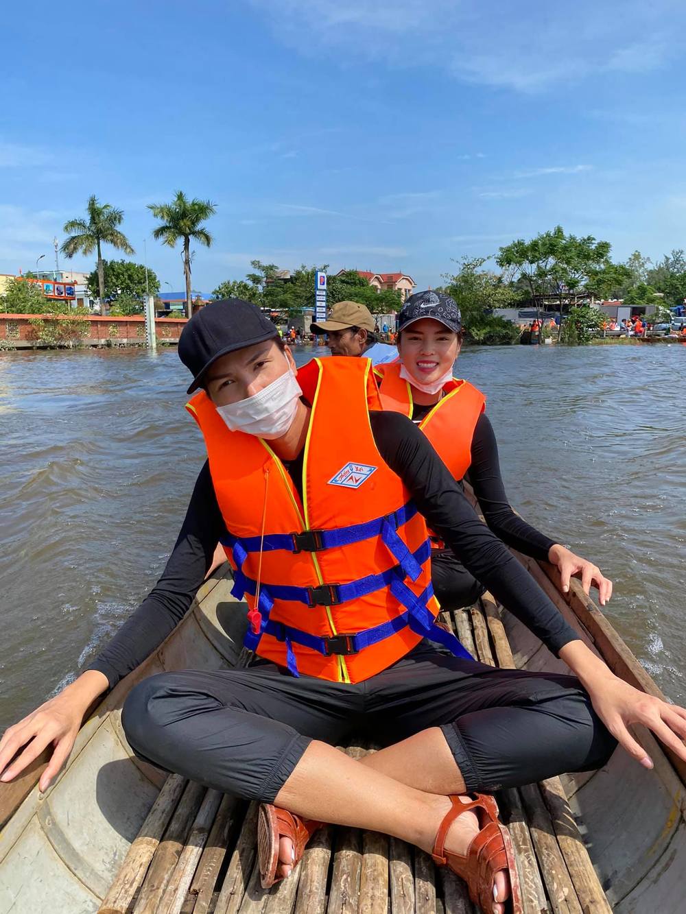  
Cả hai đi trên dòng nước lớn từ lúc mưa đến khi có ánh nắng vẫn nở nụ cười thân thiện. (Ảnh: FBNV) - Tin sao Viet - Tin tuc sao Viet - Scandal sao Viet - Tin tuc cua Sao - Tin cua Sao
