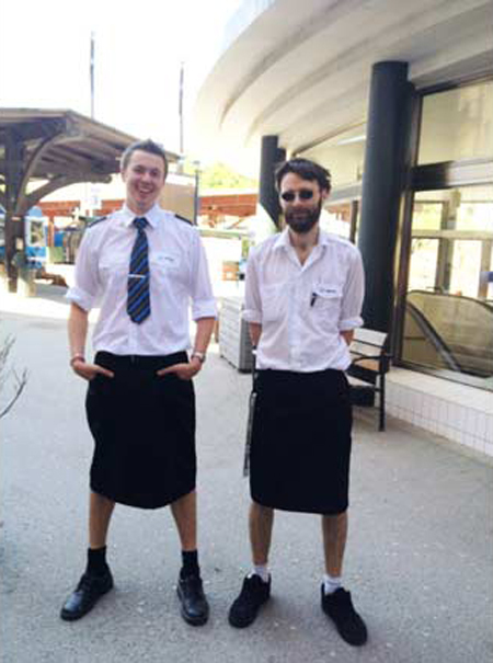 
Nhân viên nam mặc váy làm việc tại ga Roslagbanan ở Thụy Điển. (Ảnh: Mirror Russia)