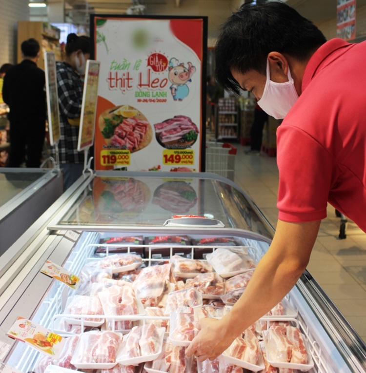  
Người tiêu dùng chọn mua thịt lợn trong siêu thị (Ảnh: Báo Nông nghiệp)