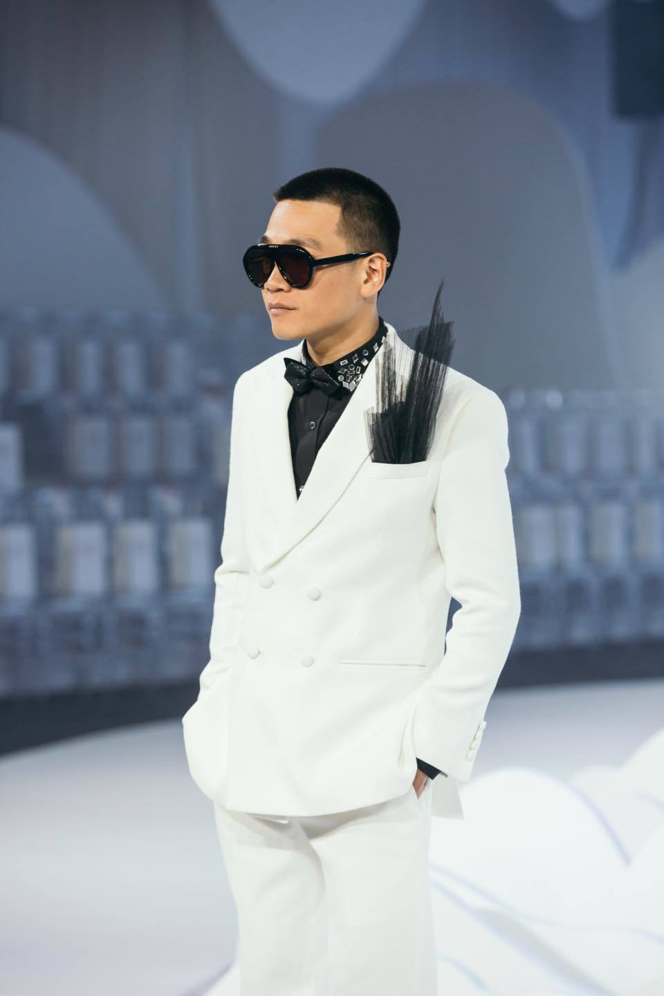  
Chủ nhân bản rap Hai thế giới diện vest trắng, lần đầu catwalk. (Ảnh: FBNV)