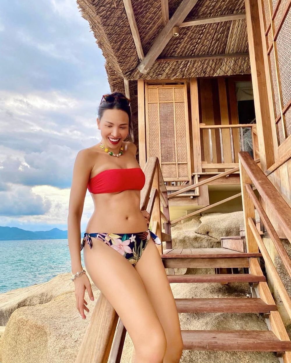 
Minh Triệu thả dáng với bikini trong chuyến đi Nha Trang, cô chọn thiết kế áo và quần khác màu nhau. (Ảnh: Instagram nhân vật)