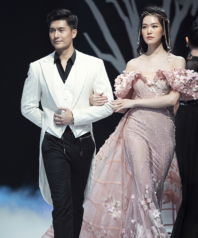 
Anh chàng đi catwalk cùng với Hoa hậu Thùy Dung (Ảnh: NVCC). - Tin sao Viet - Tin tuc sao Viet - Scandal sao Viet - Tin tuc cua Sao - Tin cua Sao