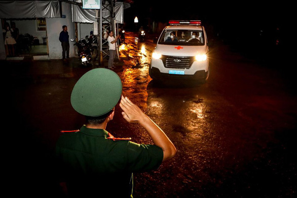  
Một chiến sĩ nghiêm mình chào chiếc xe cứu thương đưa thi thể các cán bộ hi sinh trở về. (Ảnh: VietNamNet).