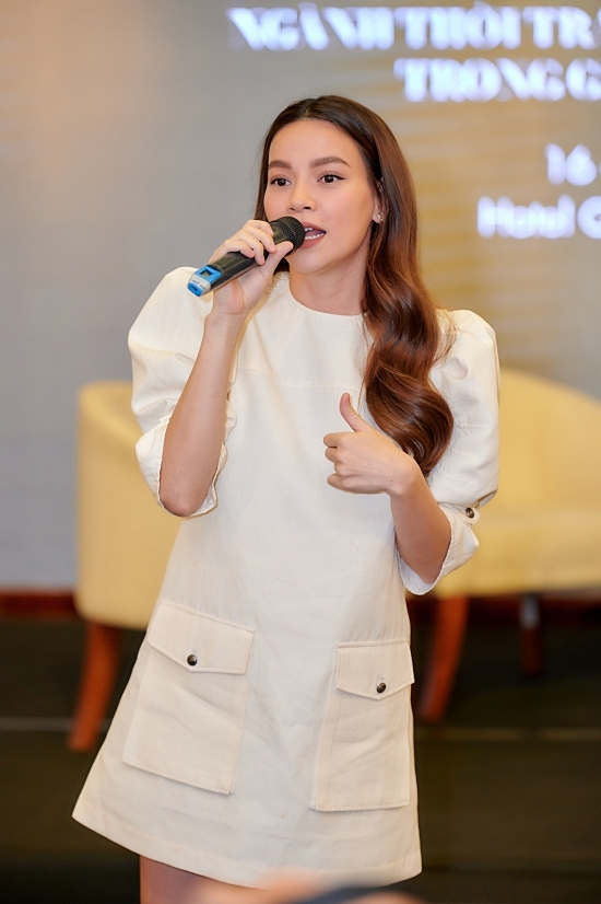
Vợ Kim Lý là nữ ca sĩ đầu tiên khoe phương tiện liên lạc xịn trong showbiz Việt. (Ảnh: FBNV) - Tin sao Viet - Tin tuc sao Viet - Scandal sao Viet - Tin tuc cua Sao - Tin cua Sao