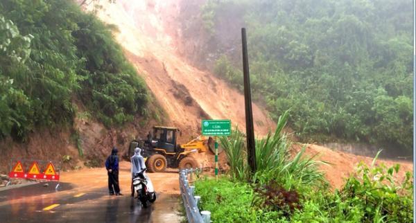 
Một tuyến đường ở Huế bị sạt lở nặng do mưa lớn. (Ảnh: TTXVN)