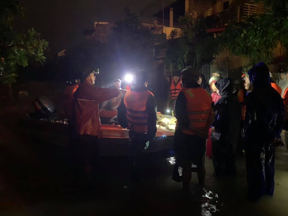 
Lực lượng cứu hộ nỗ lực hỗ trợ người dân trong đêm. (Ảnh: Quảng Trị 24h).