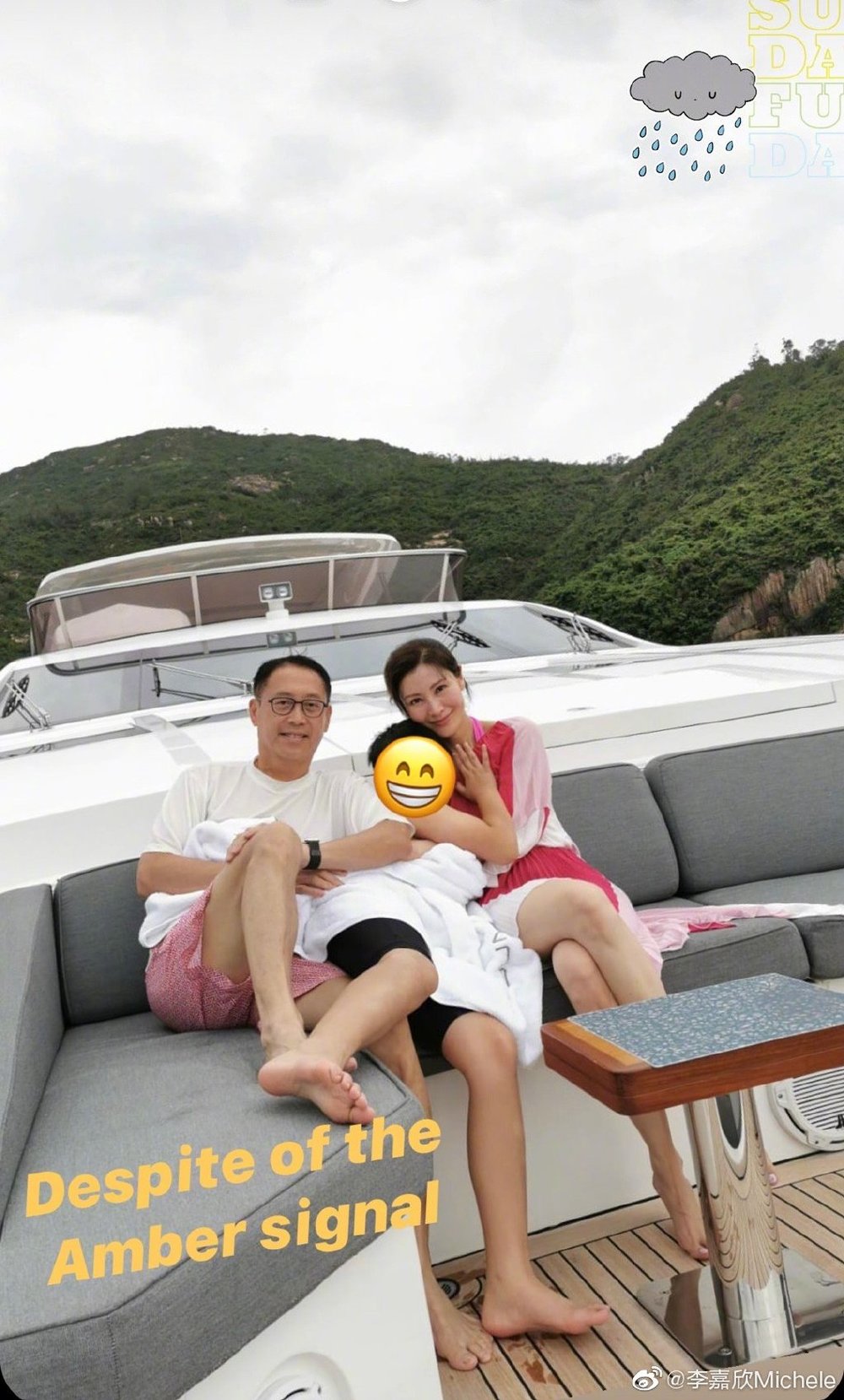 
Lý Gia Hân và chồng hạnh phúc bên con trai. (Ảnh: Weibo).
