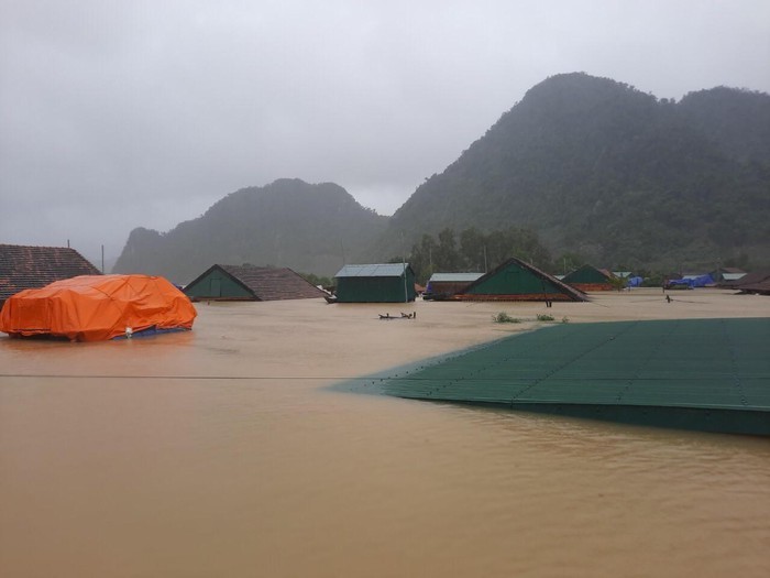  
Nhiều địa phương ở miền Trung đang ngập trong biển nước, có nơi còn dâng cao đến cả sát mái nhà (Ảnh: Tiền Phong)