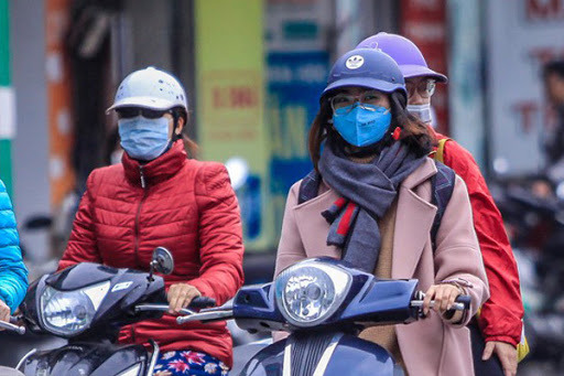  
Người Hà Nội mặc áo ấm di chuyển ngoài đường khi thời tiết chuyển lạnh. (Ảnh: Kinh Tế Đô Thị)