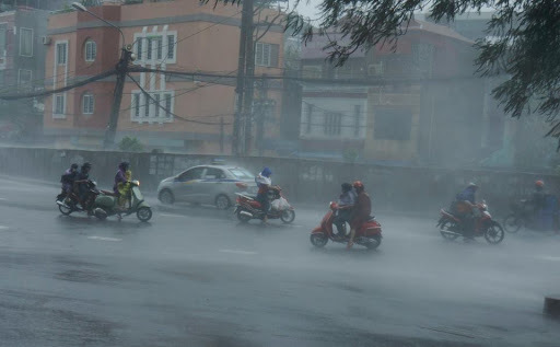  
Người dân đi lại khó khăn trong mưa bão. (Ảnh: VTC).