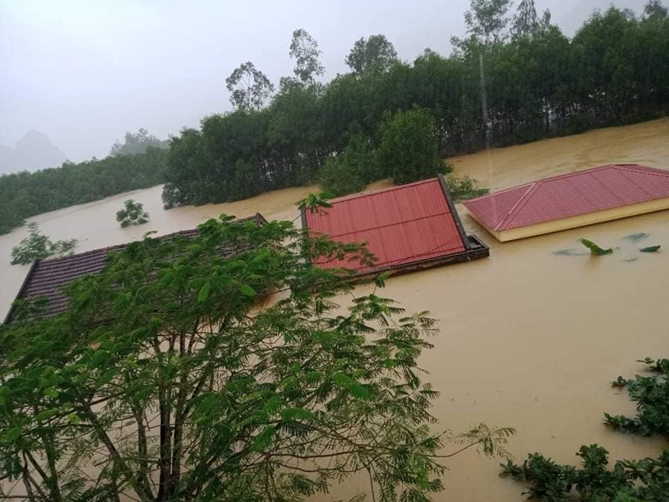  
Khu vực trường học bị nhấn chìm trong nước lũ. (Ảnh: Thanh Niên).