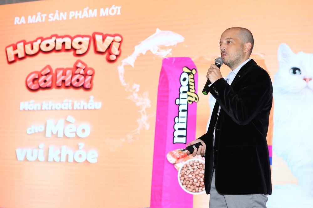 Ông Pierre Domps - Phó tổng giám đốc Châu Á giới thiệu sản phẩm Minino Yum
