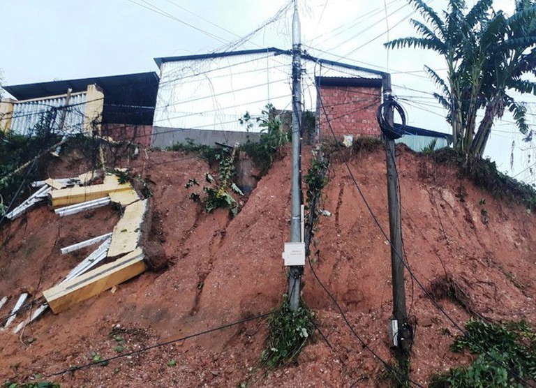 
Hiện trường một vụ sạt lở đất khác tại khu vực xã Trà Mai, huyện Nam Trà My chiều 28/10. (Ảnh: Thanh Niên)