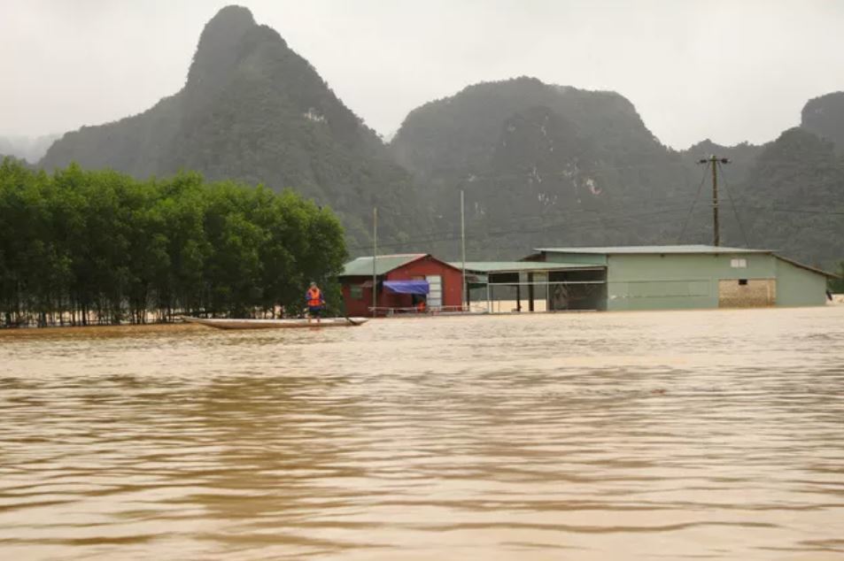  
Mưa lũ gây ngập lụt nghiêm trọng tại nhiều nơi. (Ảnh: VTV).