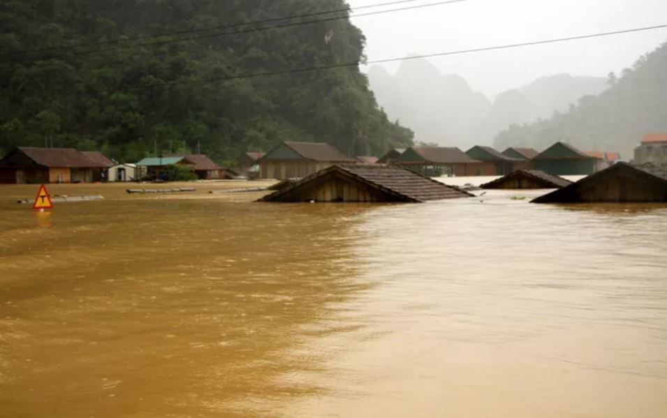  
Nhiều nơi nước ngập gần qua mái nhà. (Ảnh: Thanh Niên).