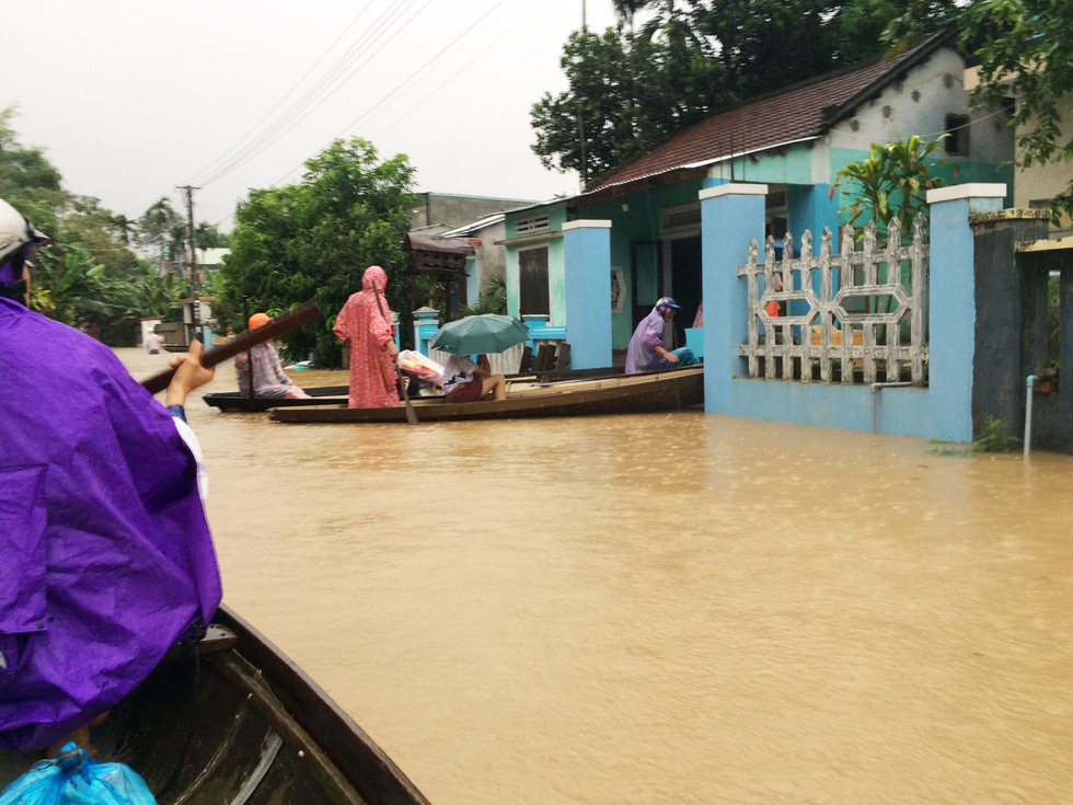  
Lũ ngập nhà ở xã Đại Nghĩa, huyện Đại Lộc (Quảng Nam) khiến người dân phải di chuyển bằng ghe. (Ảnh: Tuổi Trẻ)