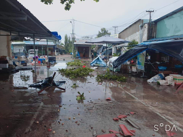  
Mưa to kèm theo lốc xoáy đã khiến khu vực chợ Tam Thanh bị ảnh hưởng. (Ảnh: Tuổi Trẻ).