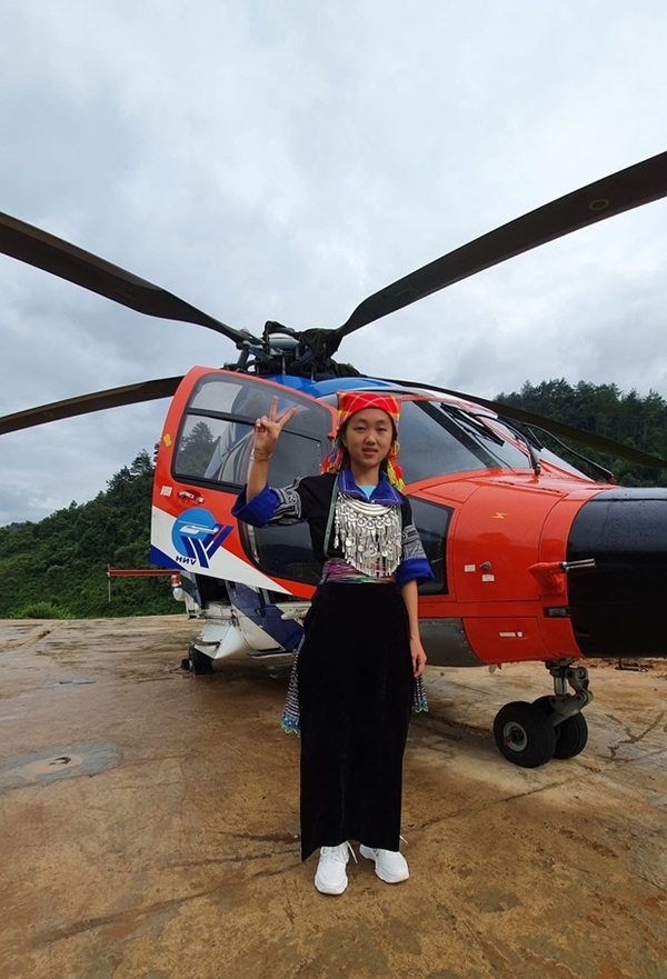  
Nữ sinh H'Mông đầu tiên được ngắm nhìn Mù Cang Chải bằng trực thăng. (Ảnh: Vietnamnet)