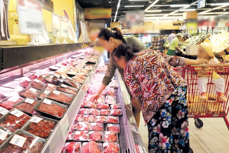 Người tiêu dùng chọn mua thịt tại siêu thị (Ảnh: Công thương)