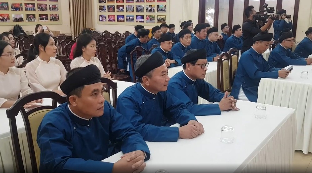  
Công nhân viên chức của Sở Văn hóa và thể thao Thừa Thiên Huế mang áo dài truyền thống trong buổi chào cờ sáng thứ hai ngày 5/10.