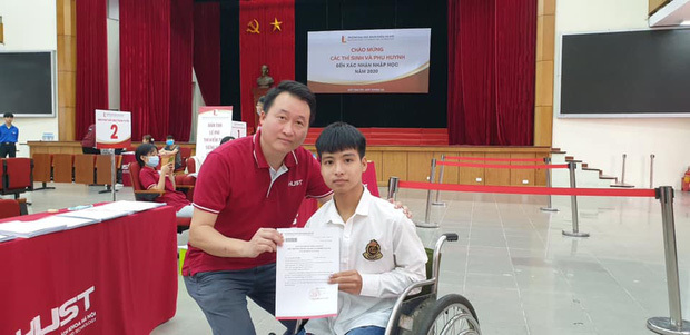  
Nguyễn Tất Minh được trường trao giấy trúng tuyển đại học. (Ảnh: Tuyển sinh Trường Đại Học Bách Khoa Hà Nội) 