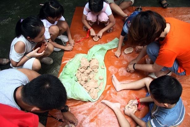  
Dù là trẻ con hay người lớn đều thích nặn đất sét. (Ảnh: vietnammoi.vn)