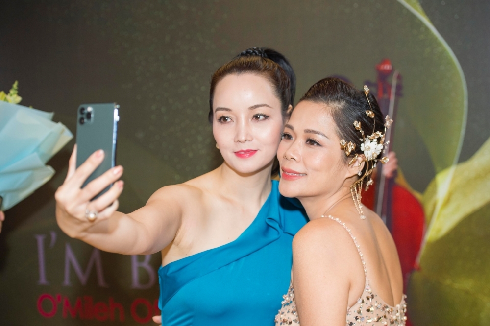  
Ngoài ra, nữ diễn viên còn dành nhiều lời khen cho "đàn chị" khi bỏ ra tâm huyết để giới thiệu cảnh đẹp Việt Nam.