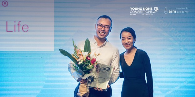  
Đại diện Nestlé Việt Nam cùng đại diện Ban tổ chức - AIM Academy 
