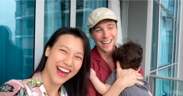  
Nụ cười hạnh phúc và vui vẻ của cả nhà khi được đoàn tụ cùng nhau. (Ảnh: Chụp màn hình)  - Tin sao Viet - Tin tuc sao Viet - Scandal sao Viet - Tin tuc cua Sao - Tin cua Sao