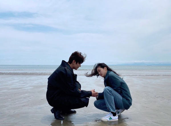  
Lee Min Ho và Kim Go Eun liên tục khiến fan phải đẩy thuyền vì những tấm ảnh vô cùng tình cảm (Ảnh: IGNV)