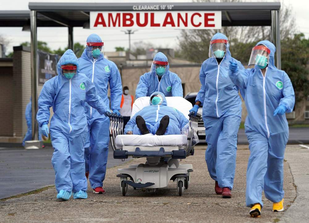  
Nhân viên y tế mặc đồ bảo hộ để phòng chống dịch Covid-19. (Ảnh: Reuters)
