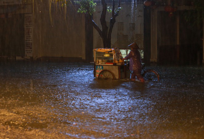 
TP. Vinh mưa lớn từ đêm ngày 29/10. (Ảnh: Tiền Phong).