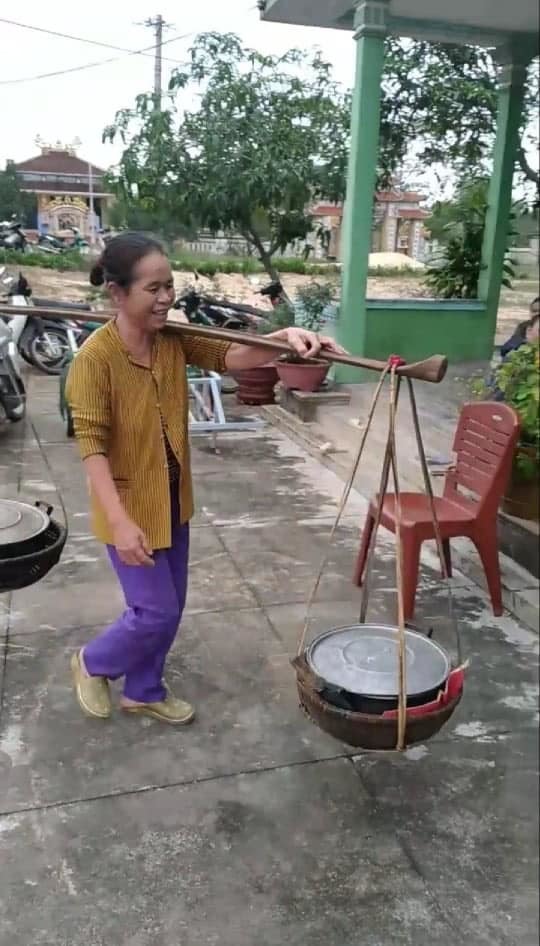 
Bác gái ở Quảng Trị gánh cơm vượt 2km để mang đến gửi đoàn từ thiện. (Ảnh: FB: Quảng Trị 24h).