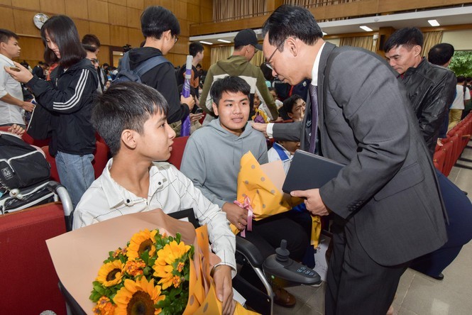  
Đôi bạn Minh Hiếu - Tất Minh trong lễ khai giảng của trường Đại học Bách khoa Hà Nội. (Ảnh: Tiền Phong)