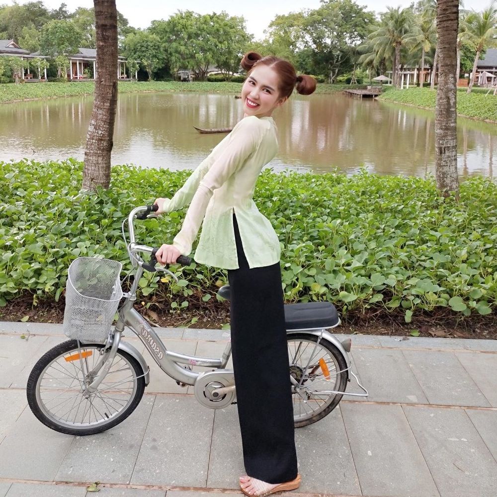  
Ngọc Trinh thích thú với những trải nghiệm sông nước mới ở Cần Thơ. (Ảnh: Instagram nhân vật)