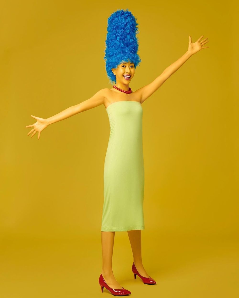  
Quỳnh Anh Shyn cosplay thành nhân vật hoạt hình - "Gia đình Simpson", nổi bật với mái tóc xanh dương và chiếc váy quây màu xanh nhạt. (Ảnh: FBNV)