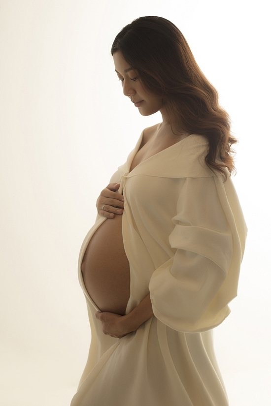  
Thúy Vân khoe cận cảnh nhan sắc và thân hình "bầu bí" ở những tháng cuối thai kỳ. (Ảnh: FBNV)