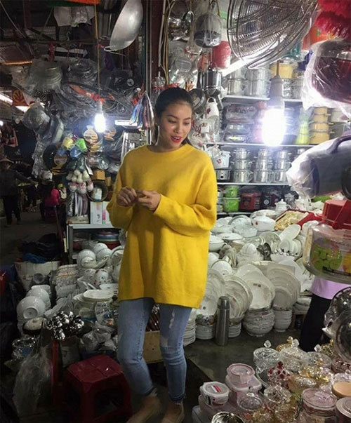 
Phạm Hương ghi điểm khi chia sẻ hình ảnh chân thực đi chợ của mình, cô chọn chiếc áo dáng dài màu vàng cùng quần jean ôm. (Ảnh: T.H)