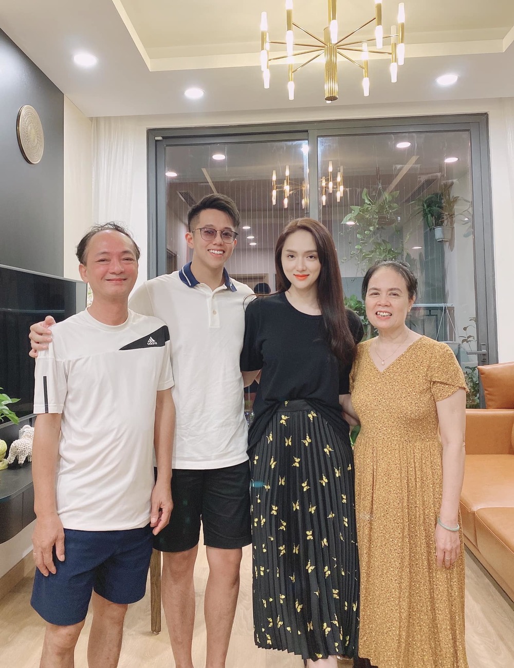  
Hương Giang ra mắt bạn trai Matt Liu với gia đình, cô chọn mẫu đầm dài kín đáo trong khi CEO người Singapore mặc áo polo (Ảnh: FBNV)