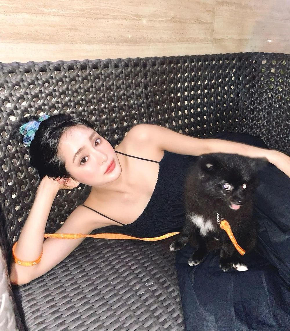  
Hiền Hồ mặc đầm đen bên thú cưng của mình, các hình ảnh thường ngày của cô có sức hút hơn cả ảnh lộng lẫy trên sân khấu. (Ảnh: Instagram nhân vật)