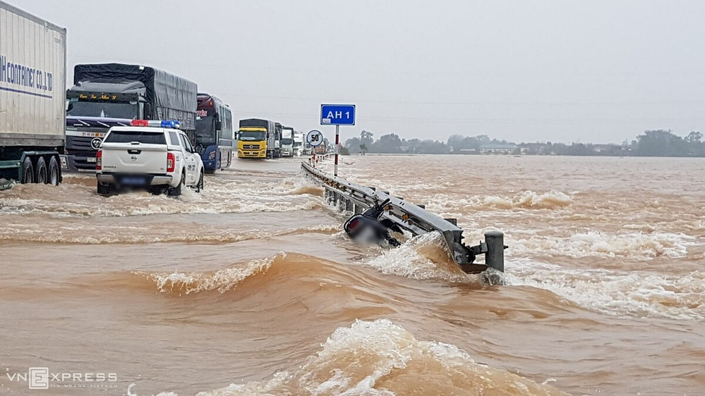  
Quốc lộ 1A đoạn huyện Cẩm Xuyên hôm xảy ra sự việc, nước dâng cao và chảy xiết. (Ảnh: VNExpress)
