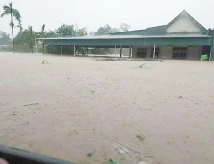  
Nhiều nơi ở Hà Tĩnh ngập nặng trong trận mưa lũ vừa qua. (Ảnh: Lao Động)