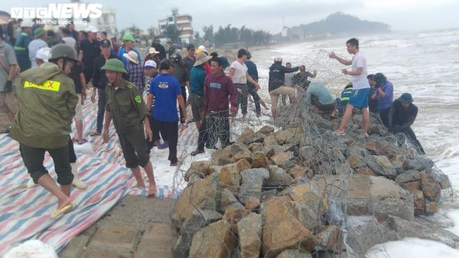  
Hàng trăm mét kè biển ở Hà Tĩnh bị hư hỏng do những trận bão trước gây ra. (Ảnh: VTC)